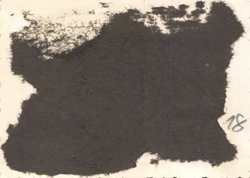 Junge auf Motorhaube auf alten Omnibus