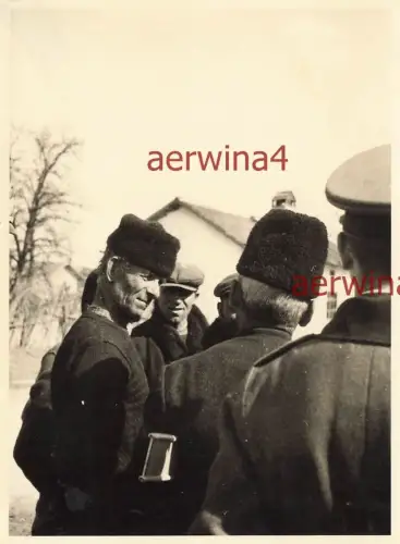 Bulgarische Männer vor Kirchgang Bulgarien