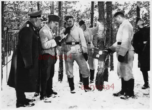 Luftwaffen Offizier mit Dolch bei der Ausbildung am Feldtelephon