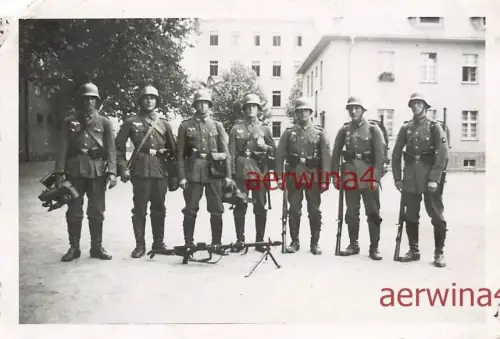 Sturmsoldaten mit MG - 13 vor dem Abmarsch an die Front