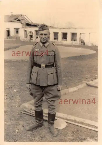 Deutscher Soldat an zerstörten Haus Radom Polen