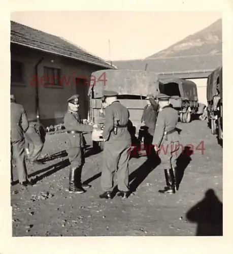 Soldaten mit LKW auf Bauernhof in Serbien