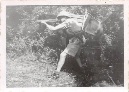 Deutsche Soldat beim Schiessen Jagd bei Tempi Griechenland
