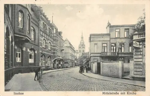 Itzehoe Mittelstrasse mit Kirche und Fahrradfahrer AK 1930