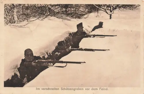 Soldaten im verschneiten Schützengraben vor dem Feind Postkarte AK 1917