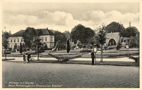 Parkanlagen mit Ehrenmal am Bahnhof Wurzen an der Mulde Sachsen Postkarte
