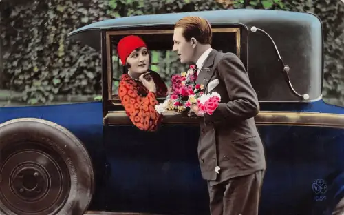 Grußkarte Frau im Oldtimer und Mann mit Blumenstrauß Postkarte ca. 1930