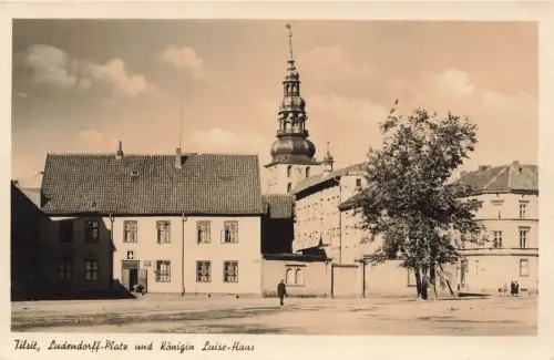 Ludendorff-Platz und Königin Luise Haus in Tilsit Ostpreussen Postkarte AK 1942