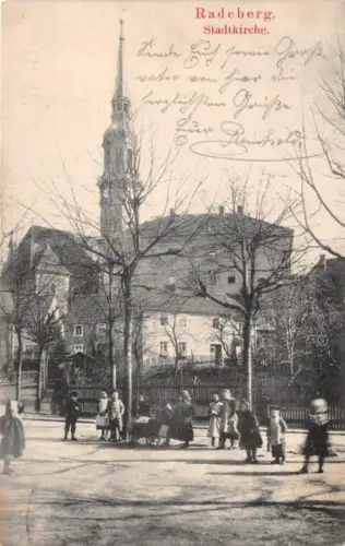 AK Radeberg Kinder am Stadtkirche Postkarte Bahnpost 1905