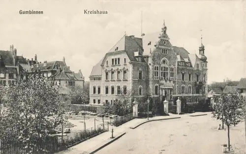 Kreishaus in Gumbinnen Ostpreussen Postkarte AK