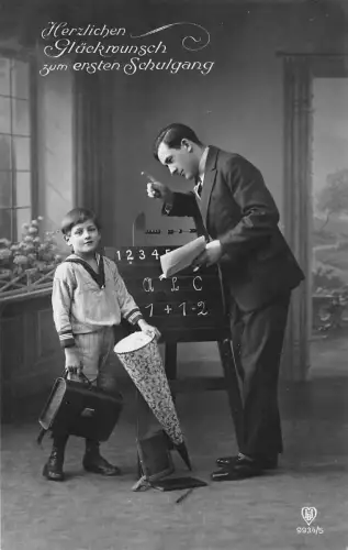 Junge mit Schultüte, Ranzen u. Lehrer an d. Tafel, erster Schulgang, 1929