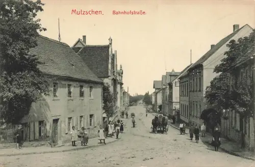 AK Mutzschen Bahnhofstraße Pferdekutsche Menschen 1911 Sachsen gelaufen