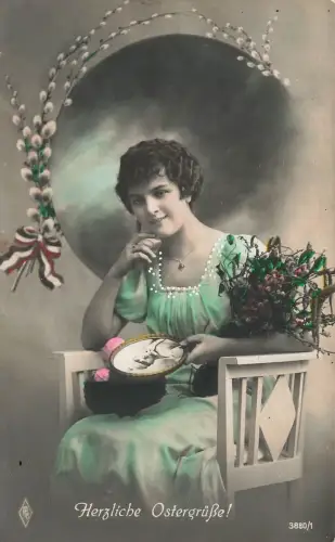 Herzliche Ostergrüße! mit Portrait von Frau Patriotika Postkarte AK