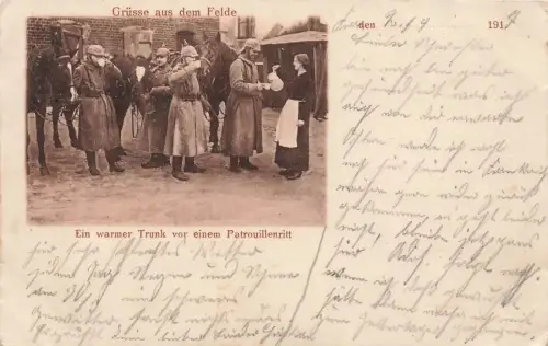 Ein warmer Trunk vor einem Patrouillenritt Grüße aus dem Felde Postkarte AK 1917