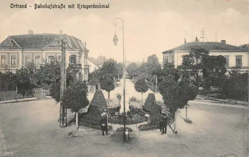 Bahnhofstraße und Kriegerdenkmal in Ortrand Brandenburg Postkarte AK