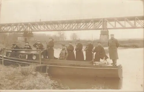Landwehr Soldaten Wache mit Boot Oderbrücke Frankfurt Brandenburg Postkarte AK