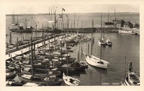 Hafen mit Schiffe in Ostseebad Laboe Schleswig-Holstein Postkarte AK