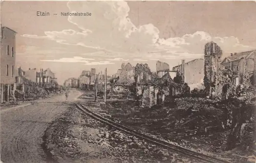 Etain Nationalstrasse zerstörte Häuser, Eisenbahnschienen, Strasse
