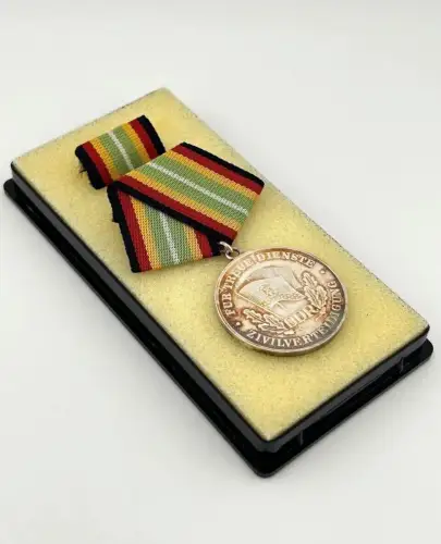 DDR Medaille für Treue Dienste Zivilverteidigung in Silber Bartel Nr. 275 b