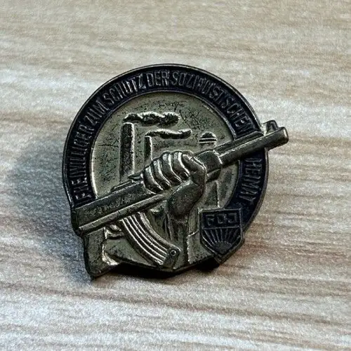 DDR FDJ Abzeichen Freiwilliger zum Schutz der sozialistischen Heimat