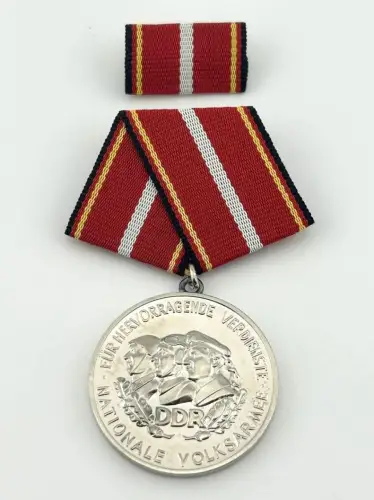 DDR Verdienstmedaille der Nationalen Volksarmee in Silber Bartel Nr. 146i