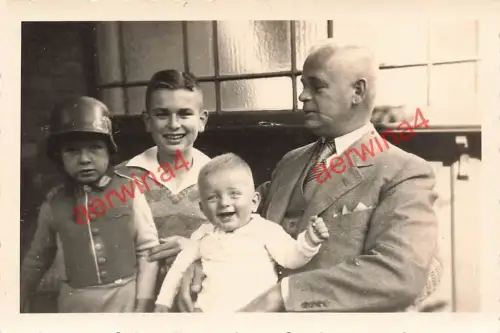 Kleiner Junge mit Stahlhelm mit seiner Familie