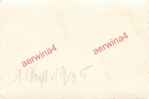 Kleiner Junge mit Stahlhelm mit seiner Familie