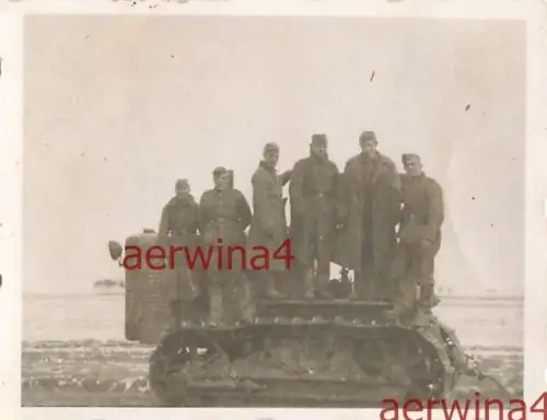 Deutsche Soldaten auf erbeuteten russ Kettenschlepper Stalinetz 65 Orel Russland