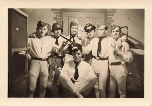 Budenzauber deutsche Soldaten mit Unterhose Stahlhelm Bajonett Halle Saale