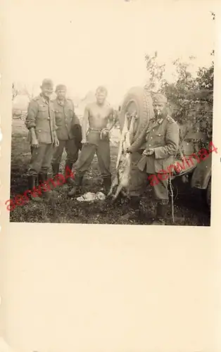 Soldaten beim Schlachten am LKW im Sowjet-Paradies Ostfront