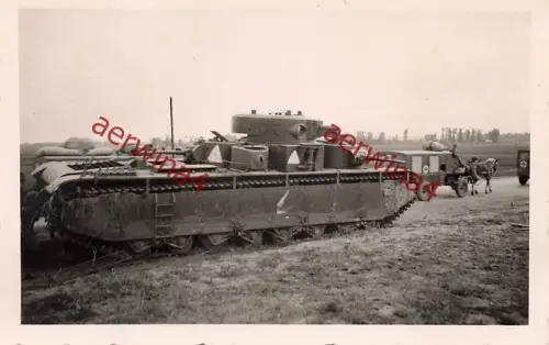 Russ. Panzer T - 35 Tank verlassen beim Vormarsch Kiew Ukraine Ostfront