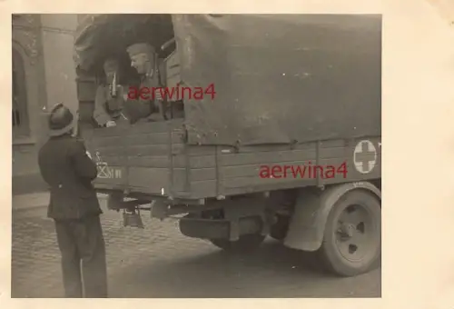 Belgischer Feuerwehrmann gibt deutschen Soldaten Bier bei Gent Belgien