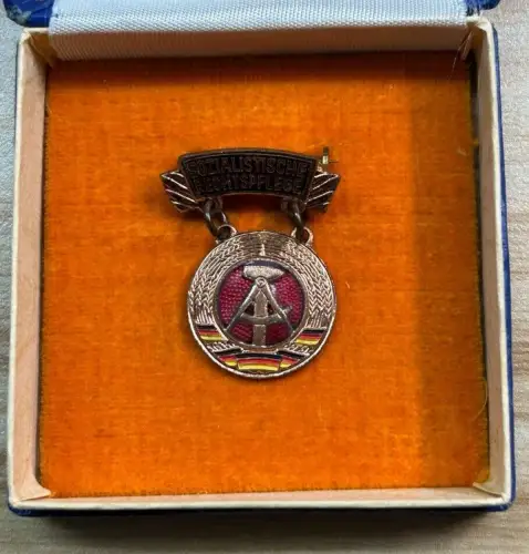 Ehrennadel Sozialistische Rechtspflege der DDR emailliert DDR Orden Abzeichen