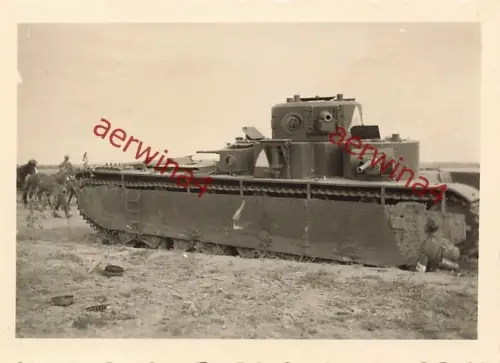 Schwerer russ. Panzer T - 35 verlasen Vormarsch an Kiew Ukraine Ostfront