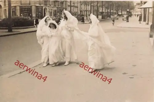 Hübsche franz. Frauen im Hochzeitkleid in Paris Frankreich