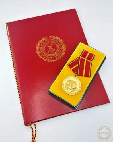 DDR Verdienstmedaille der NVA in Gold Urkunde Oberstleutnant 1981