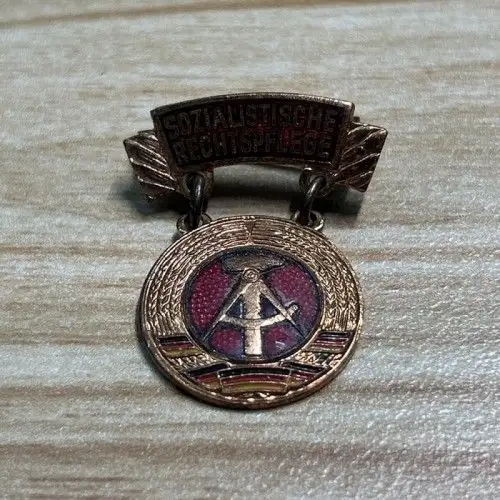 DDR Orden, Abzeichen - Ehrennadel Sozialistische Rechtspflege der DDR emailliert