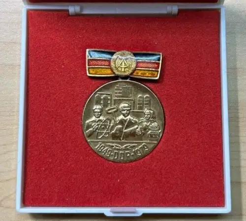 Verdienste bei der Gründung und Festigung der DDR Medaille Gold 1949-1979