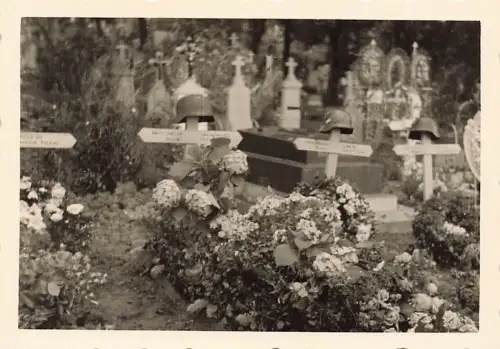 deutsche Heldengräber Stahlhelm auf französische Friedhof Frankreich