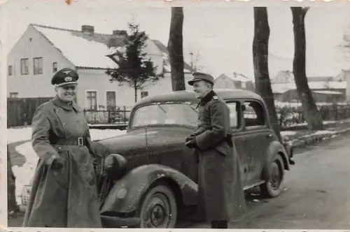 Deutsche Soldaten mit PKW Mercedes 230