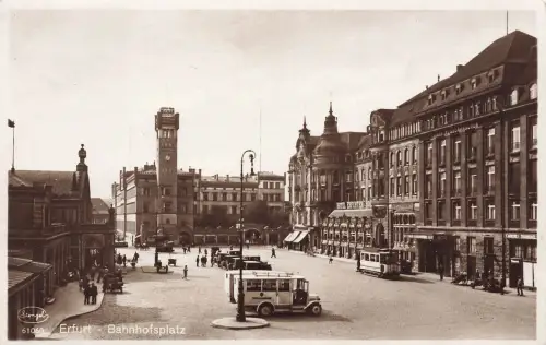 AK Erfurt Bahnhofsplatz Straßenbahn Hotel Thüringen ungelaufen Postkarte