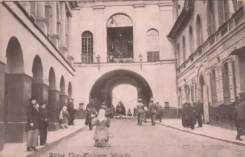 AK Wilna Heilligen Straße Menschen Litauen ungelaufen Postkarte