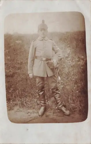 Fotokarte 1.WK deutscher Soldat mit Pickhaube Artillerie Pistole und Degen