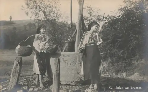 AK Rumänien ländliche Szene Frauen am Brunnen ungelaufen Postkarte
