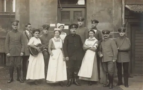 Foto 1.WK verletzte Soldaten mit Feldarzt Krankenschwestern vor Lazarett