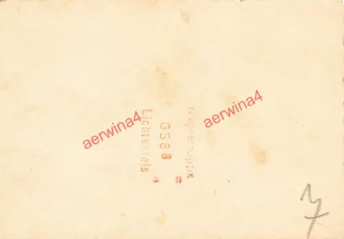 Deutscher Soldat am abgeschlossenem Flugzeug am Haus bei Smolensk Russland Ostf.
