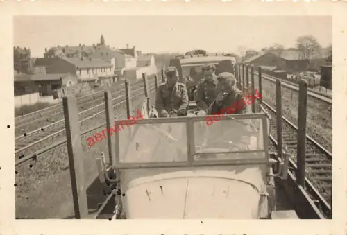 Zugfahrt deutsche Soldaten mit Kübelwagen an die Ostfront
