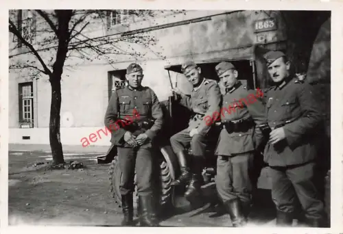 Soldaten mit USA Beute LKW Chevrolet C-8 Kaserne Proteau Cherbourg Frankreich