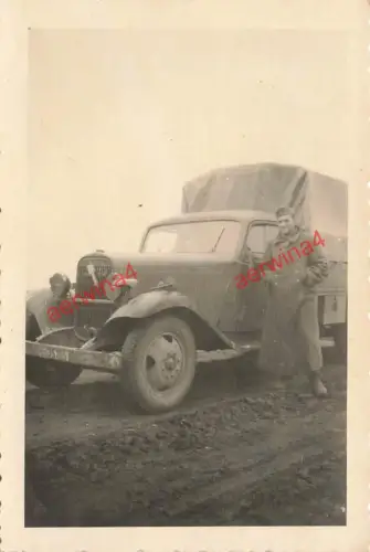 Soldat mit LKW Opel Blitz Rollbahn Smolenks Russland Ostfront