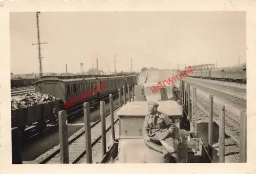 Deutscher Soldat Kübelwagen Zugfahrt an die Ostfront